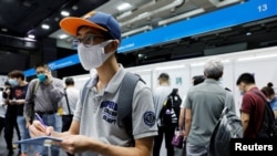 香港求职者在湾仔招聘会上填写表格。（2020年10月29日）