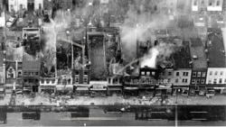 资料照片 - 华盛顿特区东北段H街第12街和第13街之间的一个街区沿线被大火烧毁的建筑物,其中一些仍在冒烟。一天前,田纳西州孟菲斯民权领袖马丁·路德·金博士遇刺身亡后爆发骚乱。(1968年4月4日)(美联社照片)