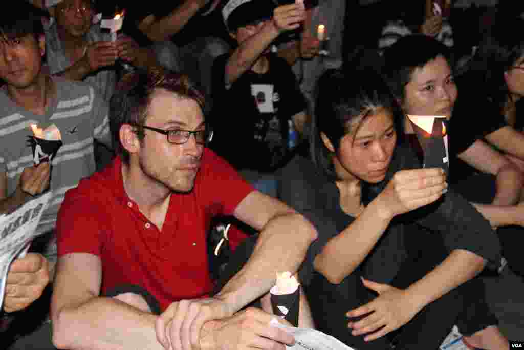 纪念六四25周年香港维园烛光晚会(美国之音图片/海彦拍摄)