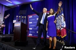 Mantan Wakil Presiden AS Mike Pence bersama istrinya Karen melambaikan tangan ke kerumunan pendukungnya mengumumkan dan memulai kampanye Capres dari Partai Republik AS 2024 di Ankeny, Iowa, AS, 7 Juni 2023. (REUTERS/Jonathan Ernst)