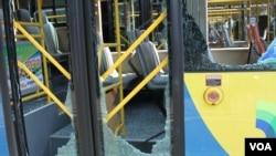 天津爆炸事故现场,核心爆炸区周围多座居民楼窗户被震碎,高速公路桥梁受损,多辆大货车被炸翻,小汽车起火或被砸,多名当地居民仍逗留在事故现场。(美国之音记者东方拍摄)