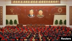 朝中社2017年10月8日发布的拍摄日期未明的照片显示,朝鲜领导人金正恩在朝鲜劳动党召开的七届二中全会上讲话。
