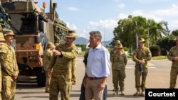 澳大利亚与巴布亚新几内亚寻求谈判并签署一份整体防御条约,以深化彼此军队的融合,并使其更容易提供安全支持。图为澳大利亚国防部长马尔斯巡视其国防军救灾工作。(取自马尔斯脸书)