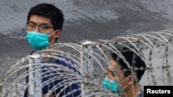 香港民主派活动人士黄之锋(左)被拘押在在荔枝角收押所。(2020年12月3日)