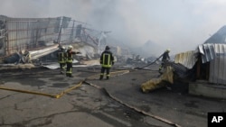 2025年3月11日俄罗斯无人机袭击乌克兰敖德萨的仓库后,消防员扑灭大火。