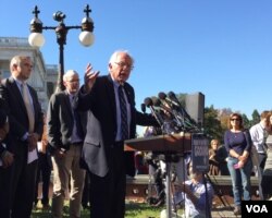 桑德斯参议员2015年10月4日在国会山集会上呼吁转变能源结构应对气候变化。(美国之音杨晨拍摄)