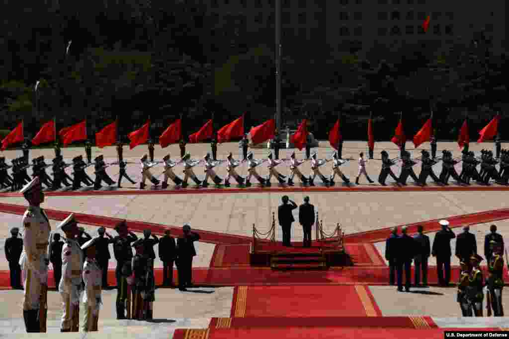 2018年6月27日在中国国防部大楼前举行的欢迎仪式上, 美国国防部长马蒂斯和中国国防部长魏凤和检阅仪仗队(美国国防部图片)。