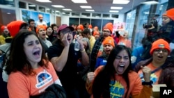 示威者在内华达州共和党籍联邦参议员迪恩·海勒的华盛顿办公室抗议,支持《幼年来美暂缓递解行动》(DACA)项目。