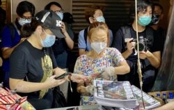 有市民一次过购买超过10份苹果日报“停刊号” (美国之音/汤惠芸)