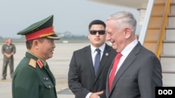 马蒂斯2018年1月24日抵达越南访问(美国国防部照片)