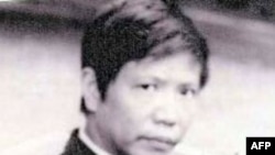 <div dir="ltr" style="zoom:1">
<span id="result_box" lang="tr"><span class="hps">Judy</span> <span class="hps">Goos </span><span class="hps">kızı Emma'nın (en solda) arkadaşlarından </span><span class="hps">Isaiah</span> Bow'a sarılıyor. Is