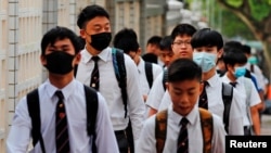 10月8日上午香港一些学校有学生坚持戴口罩上学