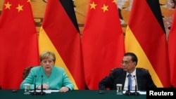 德国总理默克尔与中国总理李克强在北京人大会堂出席记者会。(2019年9月6日)