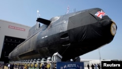 资料照片:英国皇家海军核动力潜艇机敏号(HMS Astute)2007年6月8日在英格兰西北部巴罗因弗内斯下水。(路透社照片)