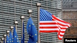 美国国旗和欧盟旗帜在布鲁塞尔欧盟委员会总部大楼前飘扬。(2017年2月20日)