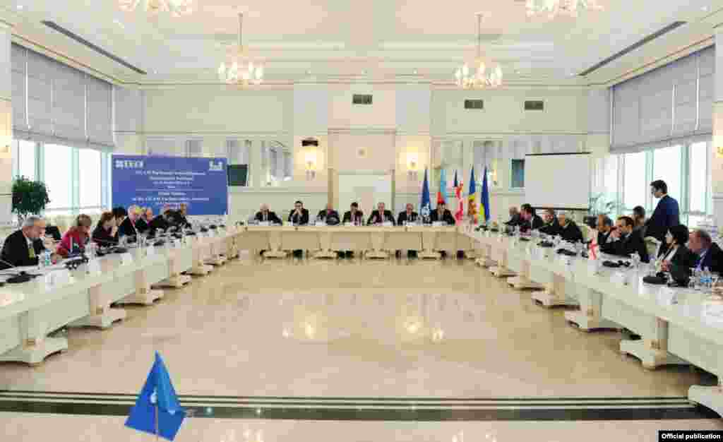 关岛议会开会。关岛曾有几次推动扩大自治甚至成为美国州的民众运动。最引人注目的是1980年代试图让关岛拥有与波多黎各自由邦同等地位的一次失败的努力。 据2010年人口普查,关岛人口大约16万。关岛和波多黎各都是美国在战争中从西班牙手中取得的领地。关岛长48公里,宽14.5公里, 面积540平方公里。关岛位于西太平洋北马里亚纳群岛的南端,战略位置重要,所以它号称“太平洋的枢纽”(Hub of the Pacific)。