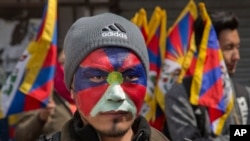 印度达兰萨拉一名流亡藏人为纪念西藏暴动58周年纪念日将脸涂成西藏独立旗子的颜色。(2017年3月10日)