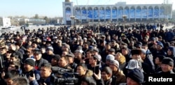 数百民众1月17日聚集在吉尔吉斯斯坦首都的阿拉套广场,呼吁政府驱逐中国非法移民