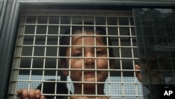 泰国南部宋卡府的一辆警车内的一名维吾尔男孩。(2014年3月15日资料照)