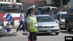 乌兰巴托市中心的女交通警察(美国之音白桦拍摄)