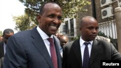 Lãnh đạo khối đa số ở quốc hội Kenya, Aden Duale, trái, rời khỏi Quốc hội ở thủ đô Nairobi, 18/12/2014.