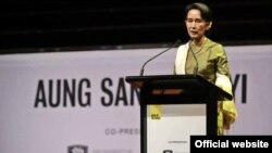 ဒေါ်အောင်ဆန်းစုကြည် သြစတြေးလျခရီးစဉ်အတွင်း မိန့်ခွန်းပြောစဉ်။