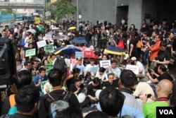 香港记者协会等8个传媒组织在明报工业中心外集会,声援明报员工,要求明报撤回解雇决定,并呼吁各界一同守护守护新闻自由及明报(2016年5月2日,美国之音海彦拍摄)
