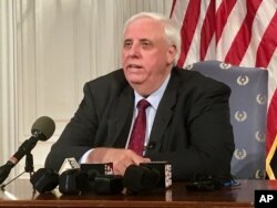 州长贾斯特斯在记者会上说,一名12岁的初中男生说法他改变看法,同意给教师们涨薪5%。(2018年2月27日)