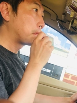 美国之音记者正在进行新冠病毒检测取样。 (美国之音黄耀毅拍摄)