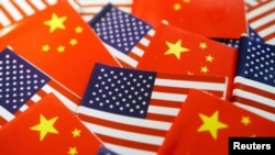 资料照片:美国国旗和中国国旗。