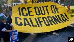 Para aktivis imigrasi menggelar unjuk rasa di Sacramento, California, Senin, 2 Desember 2024, memprotes rencana Presiden Terpilih Donald Trump untuk melakukan deportasi massal terhadap imigran tanpa status legal. (Haven Daley/AP)