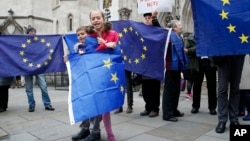 2016年10月13日,支持英国留在欧盟的人士在伦敦高法听证第一天院外高举欧盟旗帜表达诉求。