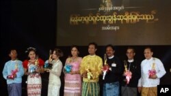 ၂၀၁၂ အကယ်ဒမီဆုချီးမြှင့်ပွဲမှ အကယ်ဒမီဆုရှင်များ (ဝဲမှယာ) ဦးဝင်းကို၊ ယွန်းယွန်း၊ ဖွေးဖွေး၊ ချောရတနာ၊ ပြေတီဦး၊ ဦးဇော်မင်း၊ အောင်ကိုလတ်၊ ဦးတိုနီလင်း။