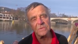 数百捷克人冬泳 庆祝近百年传统 数百捷克人冬泳 庆祝近百年传统