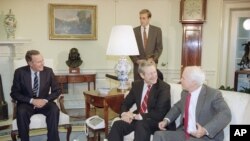 美国参议员汉克·布朗(中)和美国总统布什、参议员麦凯恩在白宫(1992年12月2日)