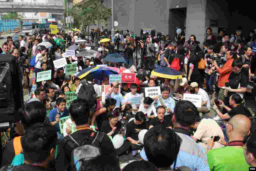 香港记者协会等8个传媒组织在明报工业中心外集会,声援明报员工,要求明报撤回解雇决定,并呼吁各界一同守护守护新闻自由及明报(2016年5月2日,美国之音海彦拍摄)