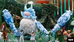 2016年5月28日,江西南昌万达文化旅游城(简称万达城),一群幻想游戏扮演者在户外主题公园大门前迎客。