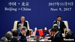 对中国进行国事访问的美国总统川普和中国国家主席习近平在北京人民大会堂出席美中企业家对话会闭幕式(2017年11月9日)。