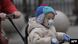 北京大街上的一名儿童。（法新社2024年1月17日）