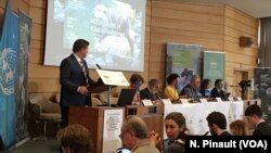 在巴黎出席一次科学家会议的官员推出一份1800页的报告警告说,全球动植物物种正在以前所未有的速度走向灭绝。