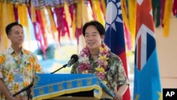 台湾总统府公布的照片显示,台湾总统赖清德在图瓦卢为他举行的一次欢迎仪式上讲话。(2024年12月4日)