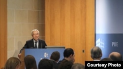 前中国央行货币委员会委员、中国社科院经济学家余永定近日在华盛顿智库彼得森国际经济研究所的一个专题讲座中说,中国应该尽快停止干预汇率。(图片:彼得森国际经济研究所提供)