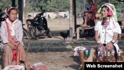 Phụ nữ cao tuổi từ bộ lạc Padaung bán mật ong ở vùng quê Myanmar.