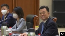 在美国副国务卿谢尔曼抵达天津滨海一号酒店前,时任中国外交部副部长谢锋在会场等候。(美联社2021年7月26日)