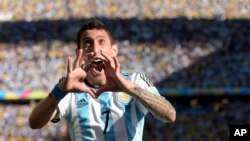Cầu thủ Angel di Maria của Argentina vui mừng sau khi ghi bàn trong trận đấu với đội Thụy Sĩ, 1/7/14