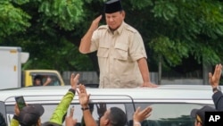 Menteri Pertahanan Indonesia Prabowo Subianto menyapa para pendukungnya di Jakarta, 15 Februari 2024 (foto: dok).