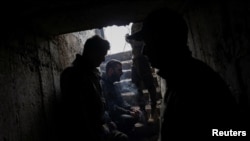 在巴赫穆特与俄军激战的乌克兰坦克兵在地下掩体里等待俄军炮击结束。（2023年3月29日）