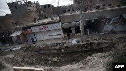 Hiện trường sau một vụ pháo kích của chính phủ Syria tại thành phố miền đông Deir Ezzor, ngày 16/2/2013.