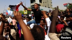 苏丹首都喀土穆,示威者高呼口号,抗议军方领导过渡委员会。(2019年4月11日)