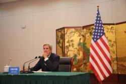 美国总统气候变化事务特使约翰·克里在天津与中共中央政治局委员、中央外事办主任杨洁篪举行视讯会议。(2021年9月2日)